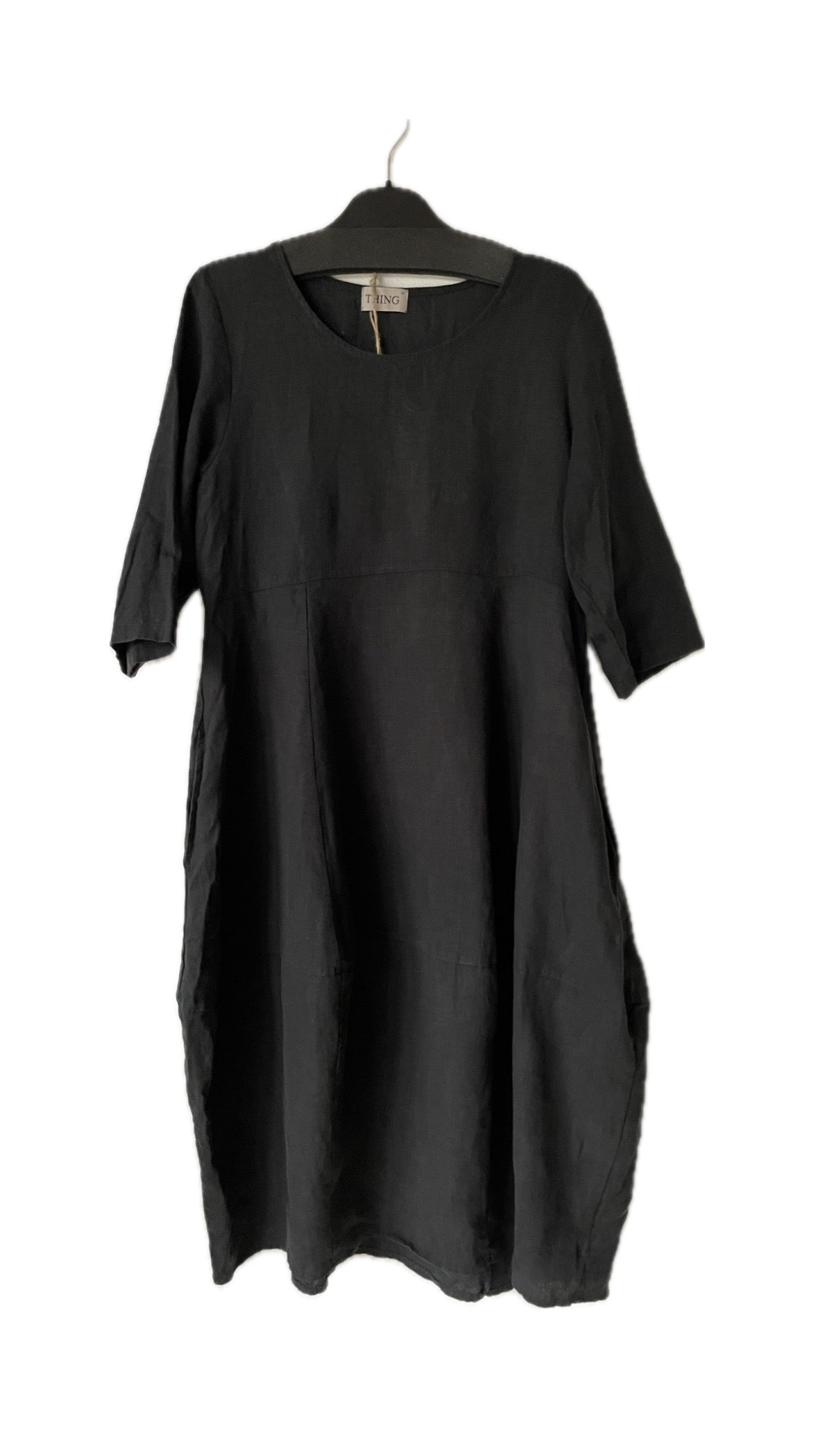 Sort hørkjole i ballon-facon fra THING