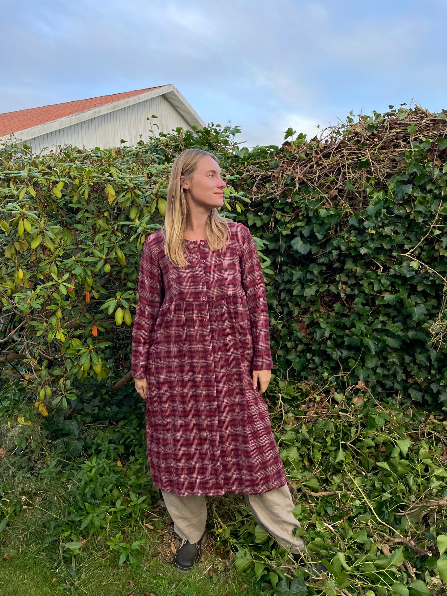 Rødternet kjole i 100% økologisk bomuld fra THING