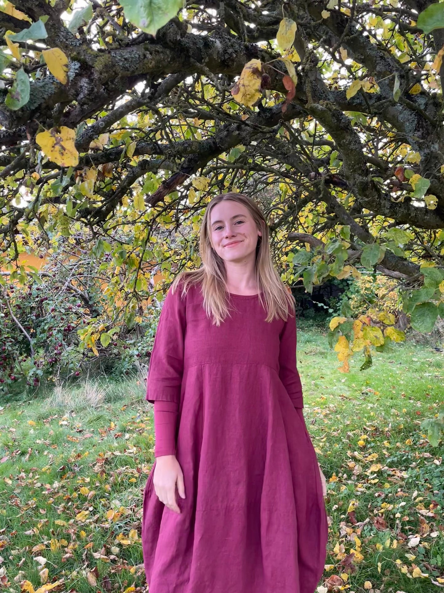 Vinrød ballonkjole i hør