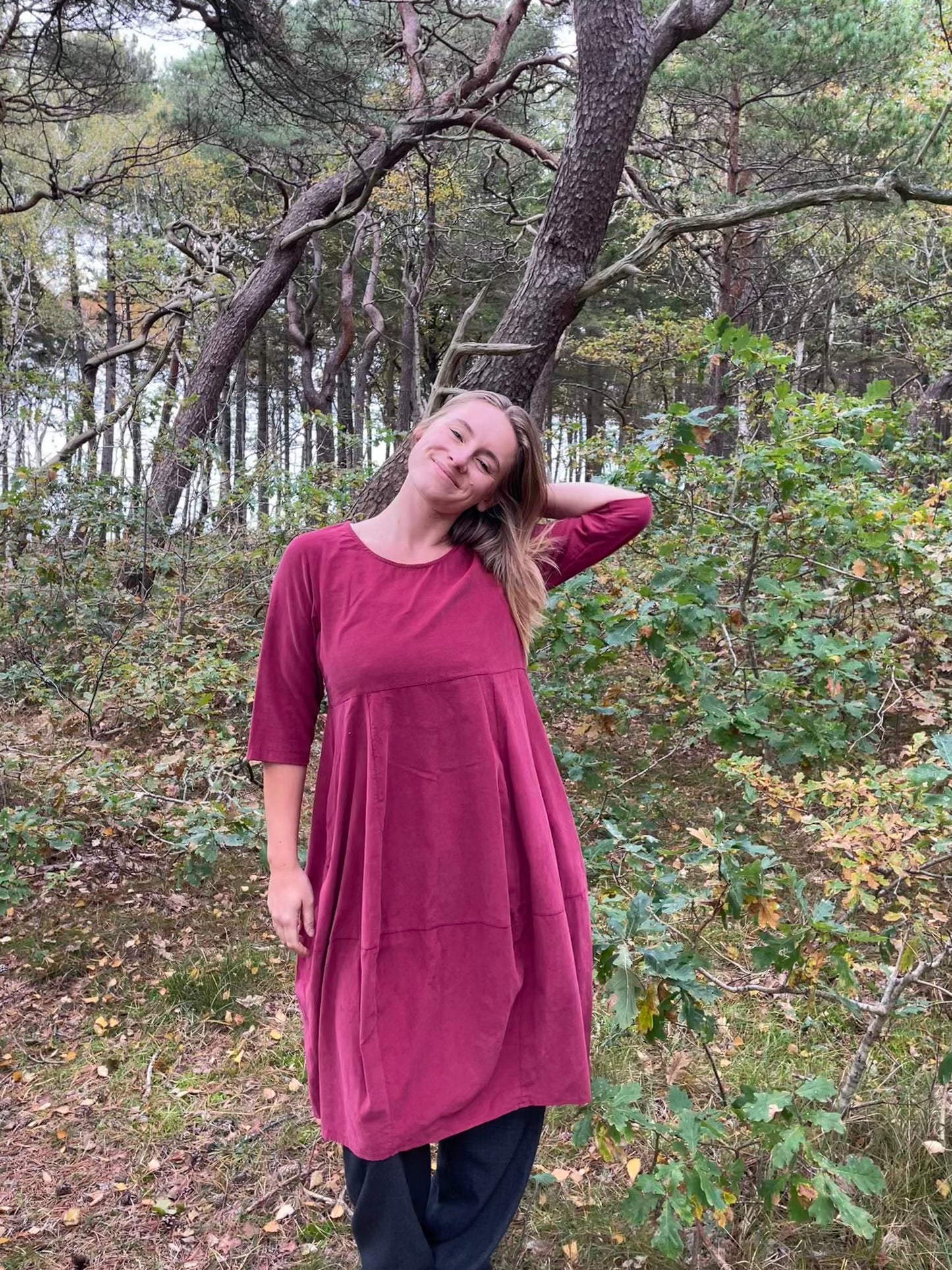 Vinrød ballonkjole i babyfløjl fra THING