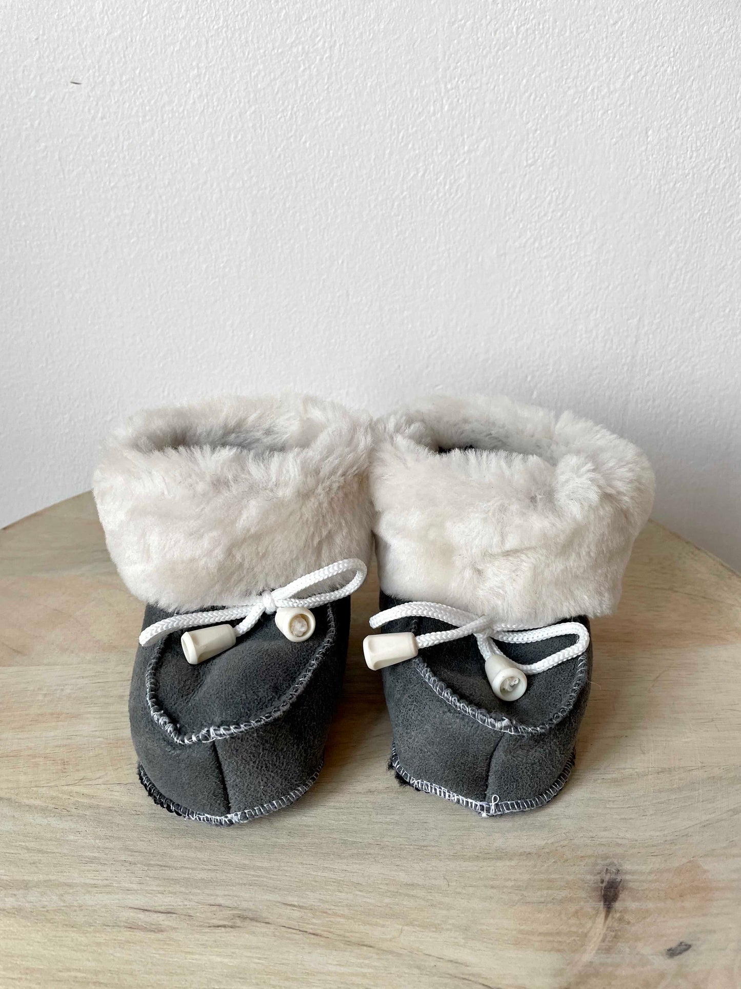 Grå baby sutsko
