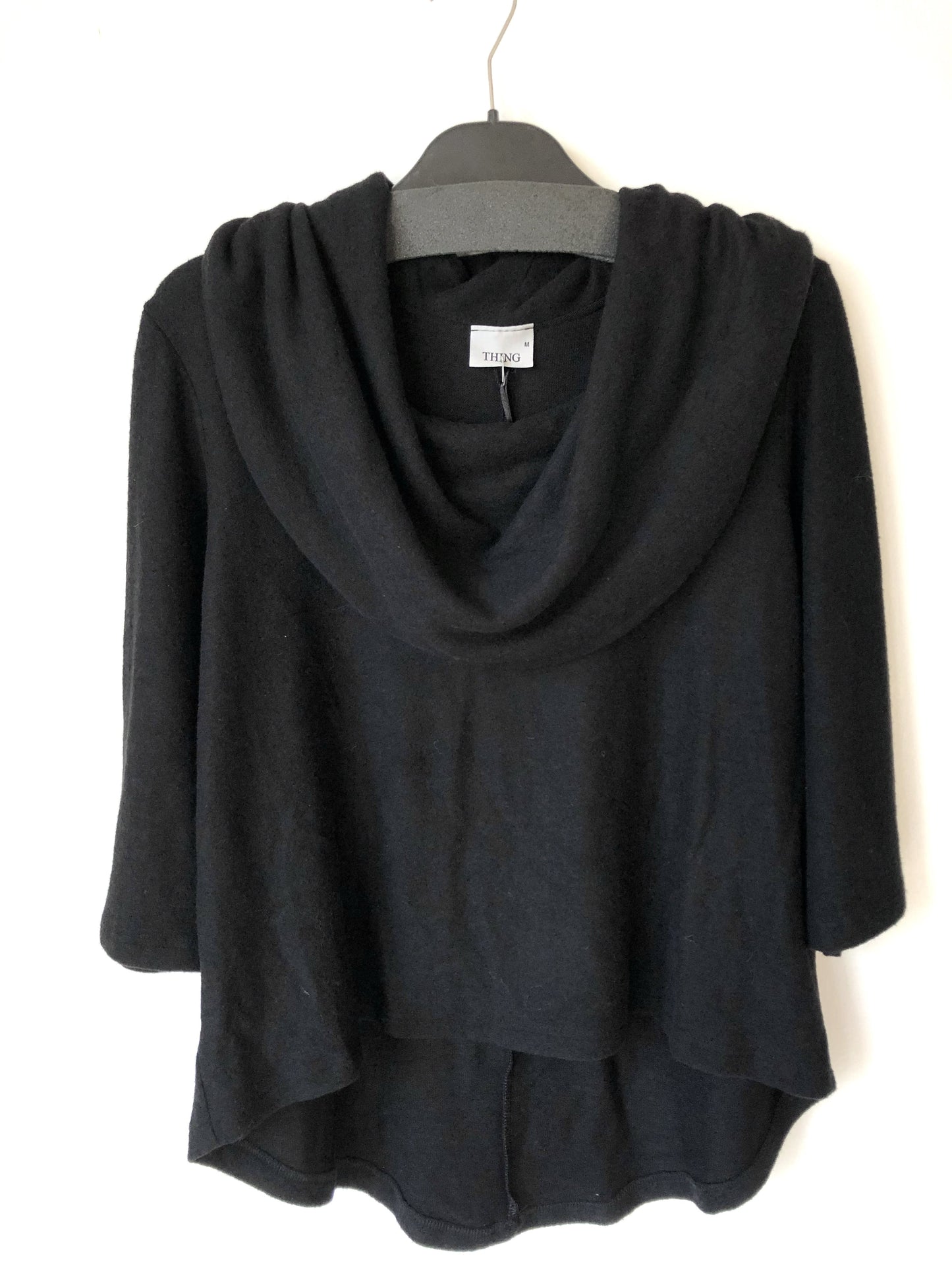 Sort bluse THING udskæring