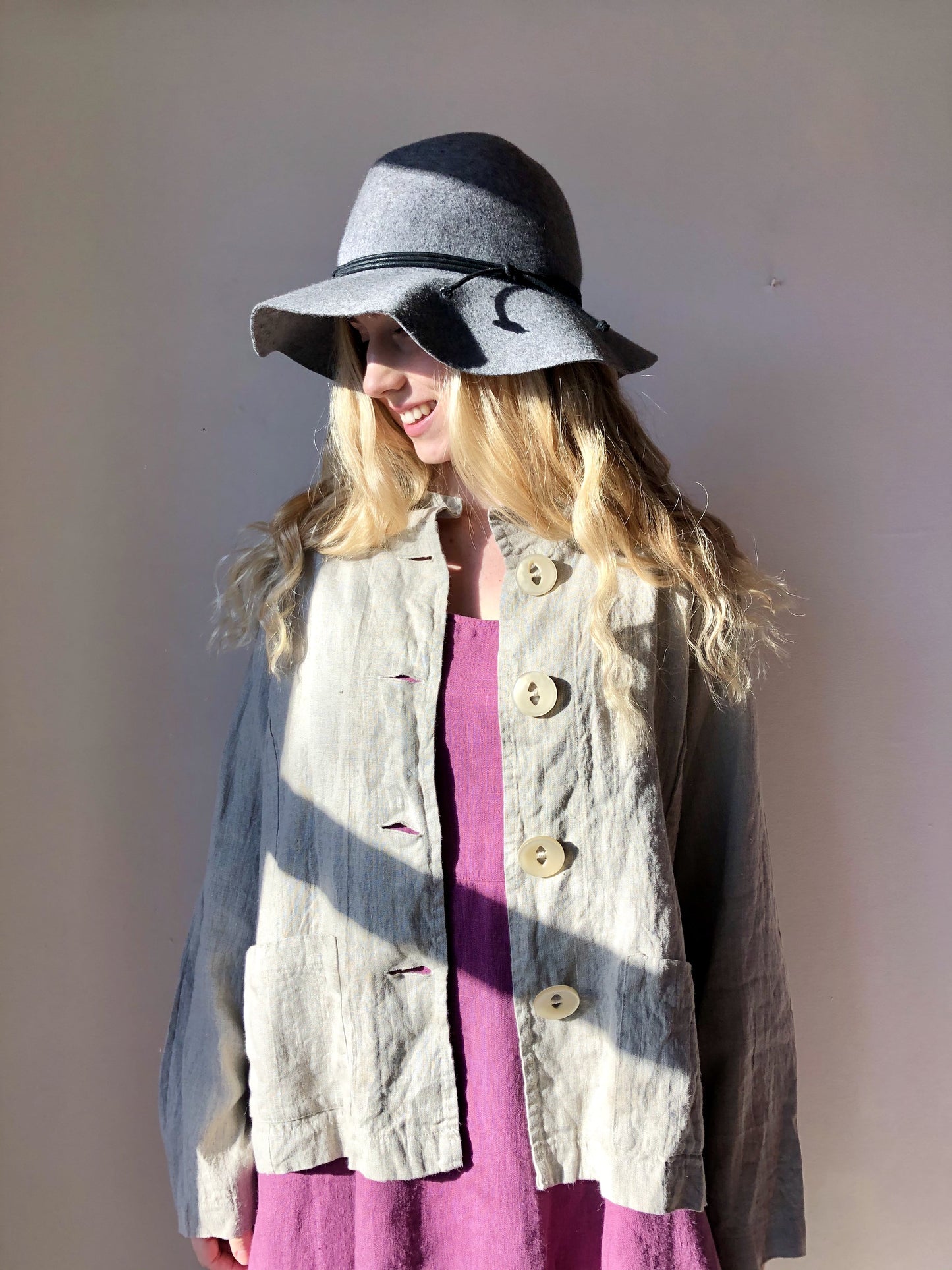 Grå hørjakke med knapper kort model THING