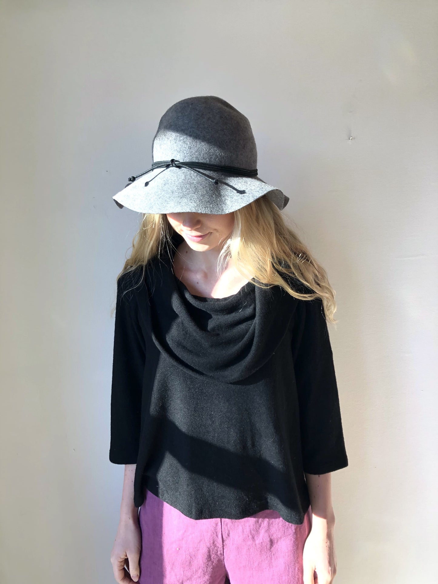 Sort bluse THING udskæring viscose
