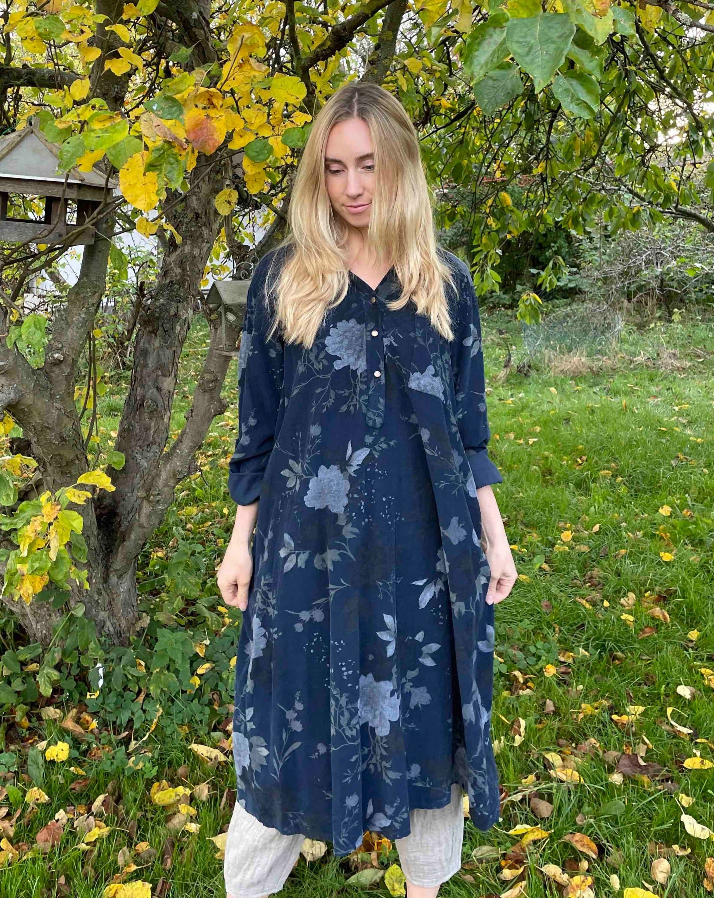 værtinde blur imod Blå blomster kjole fra JANNE K – Butik Anna og Sofie