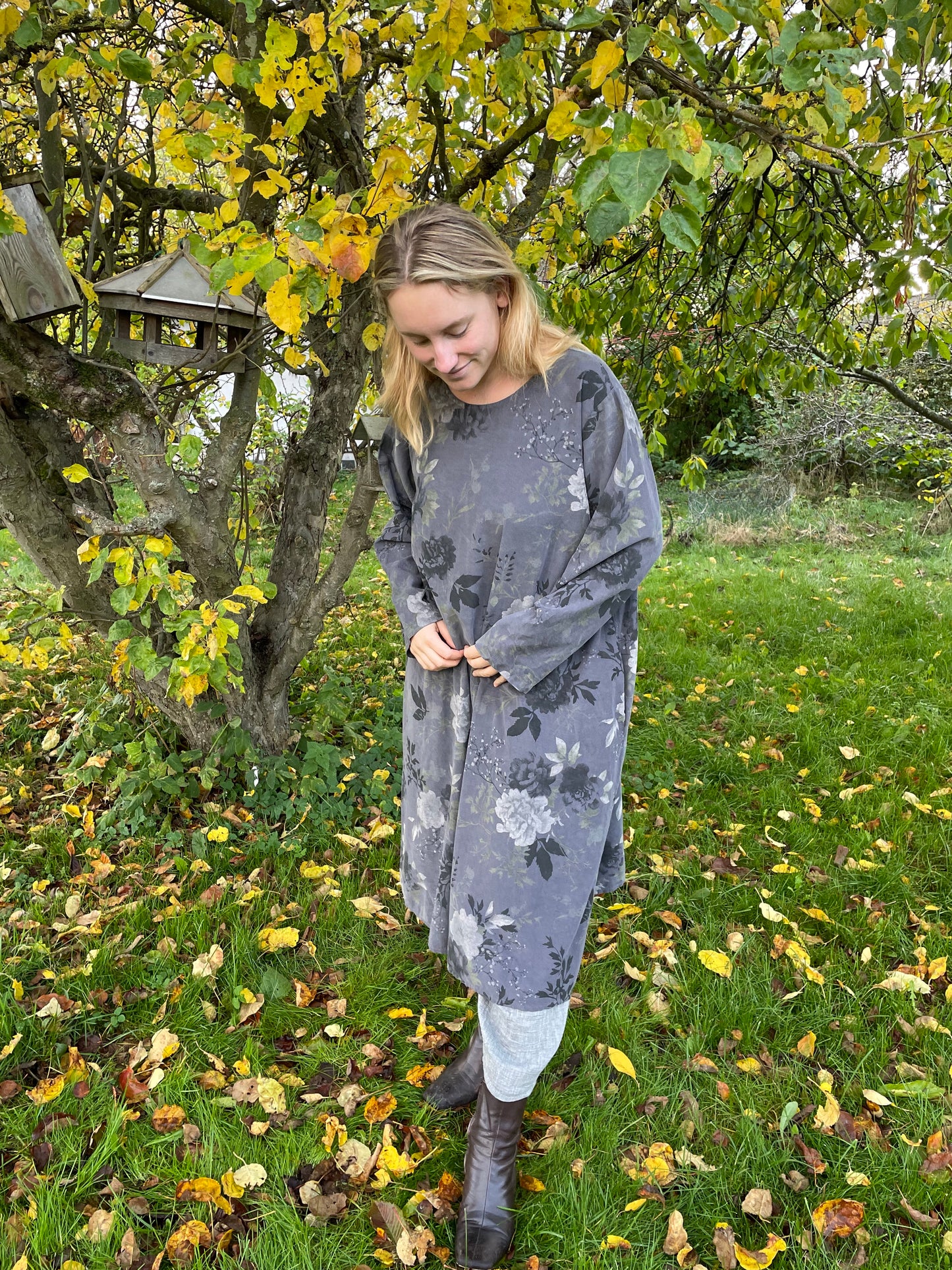 Grå blomsterkjole i babyfløjl