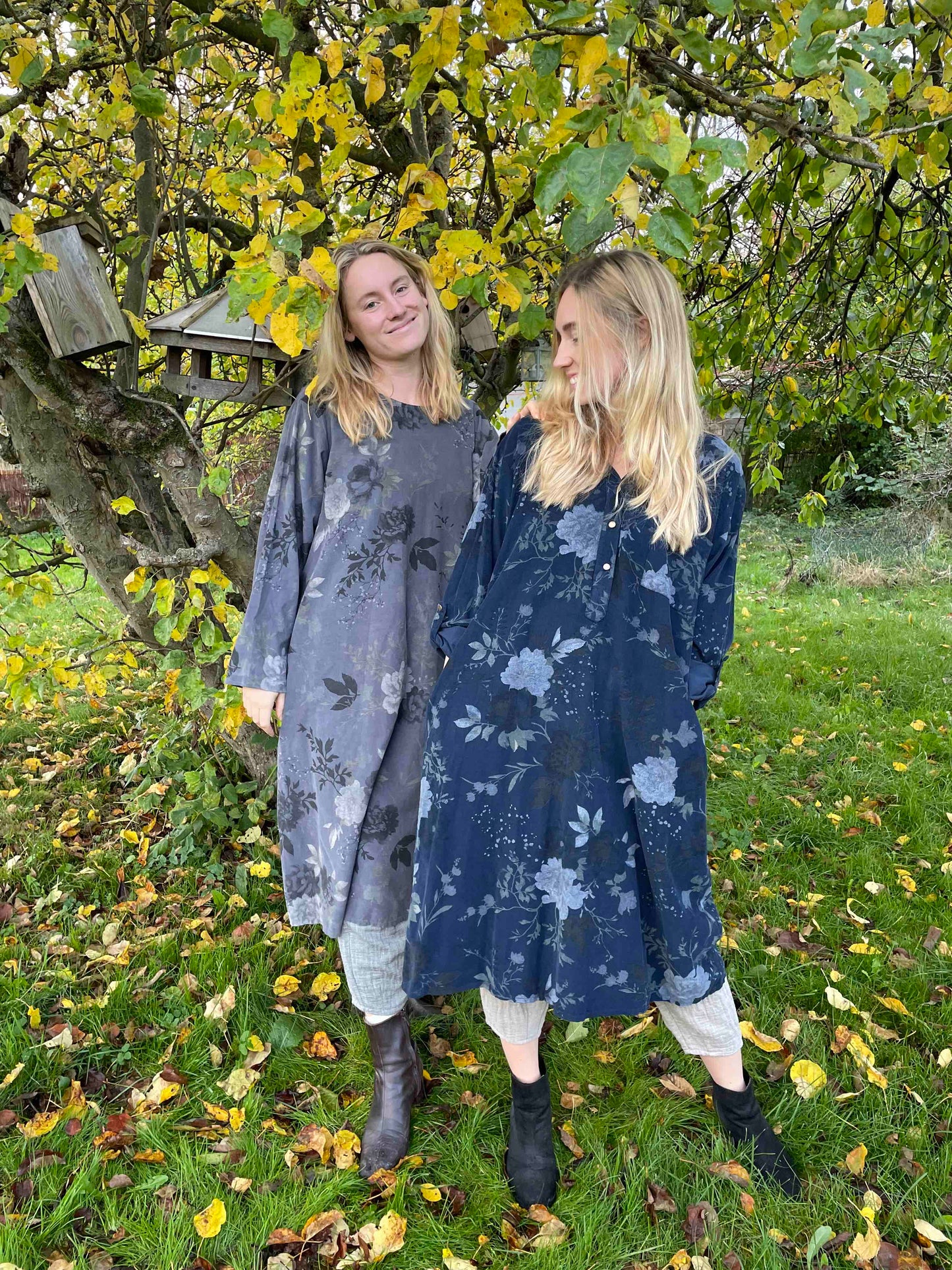 Grå blomsterkjole i babyfløjl