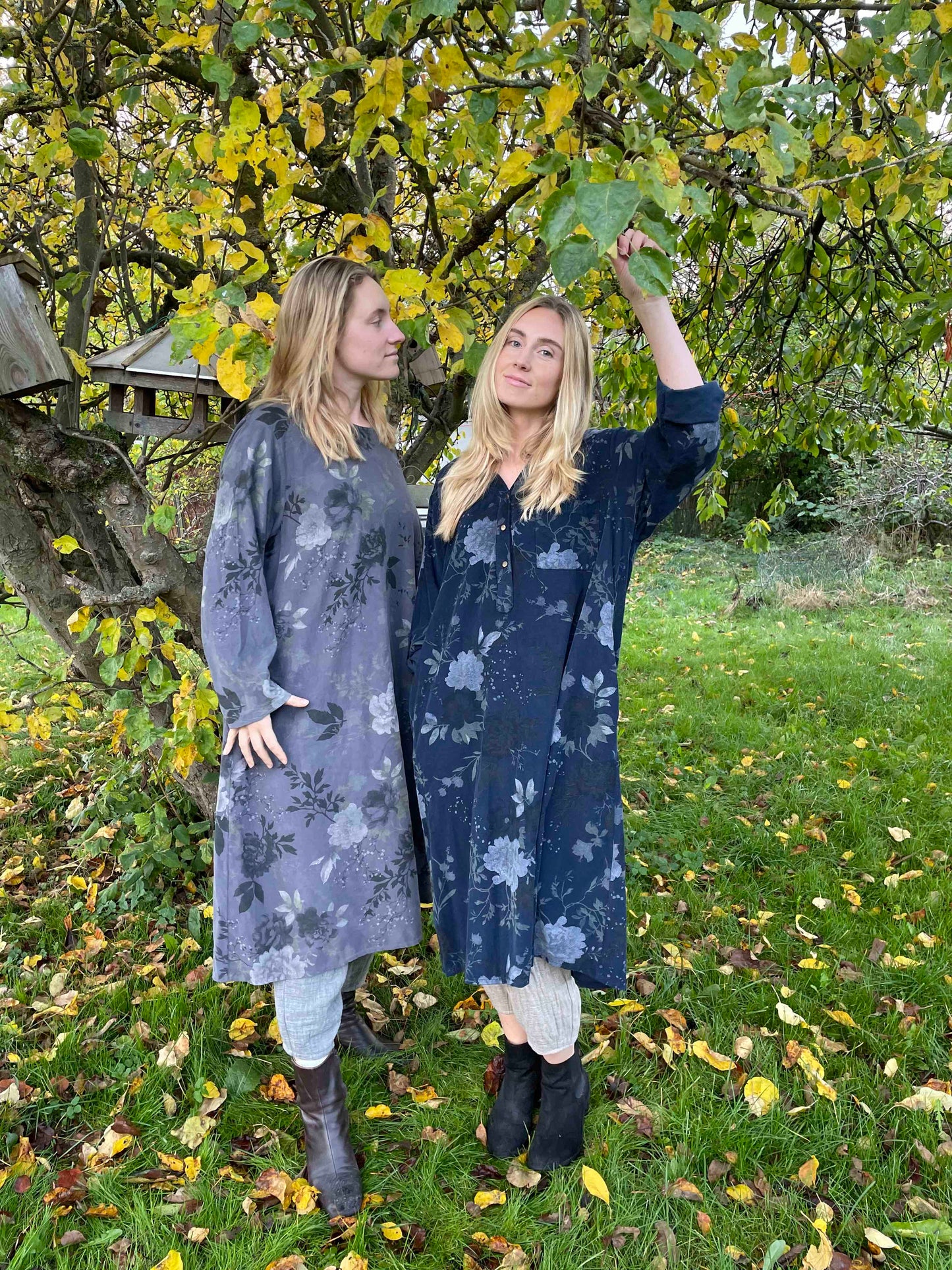 Grå blomsterkjole i babyfløjl