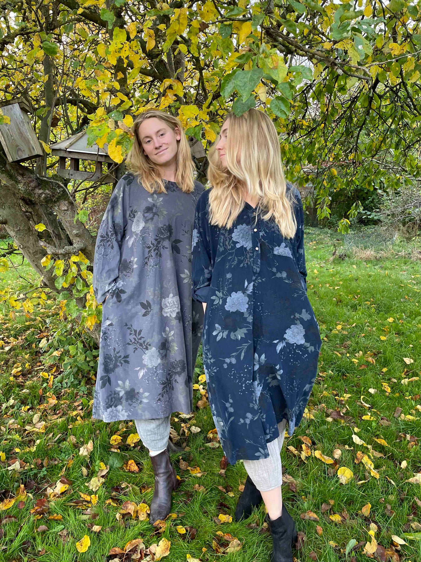 Grå blomsterkjole i babyfløjl