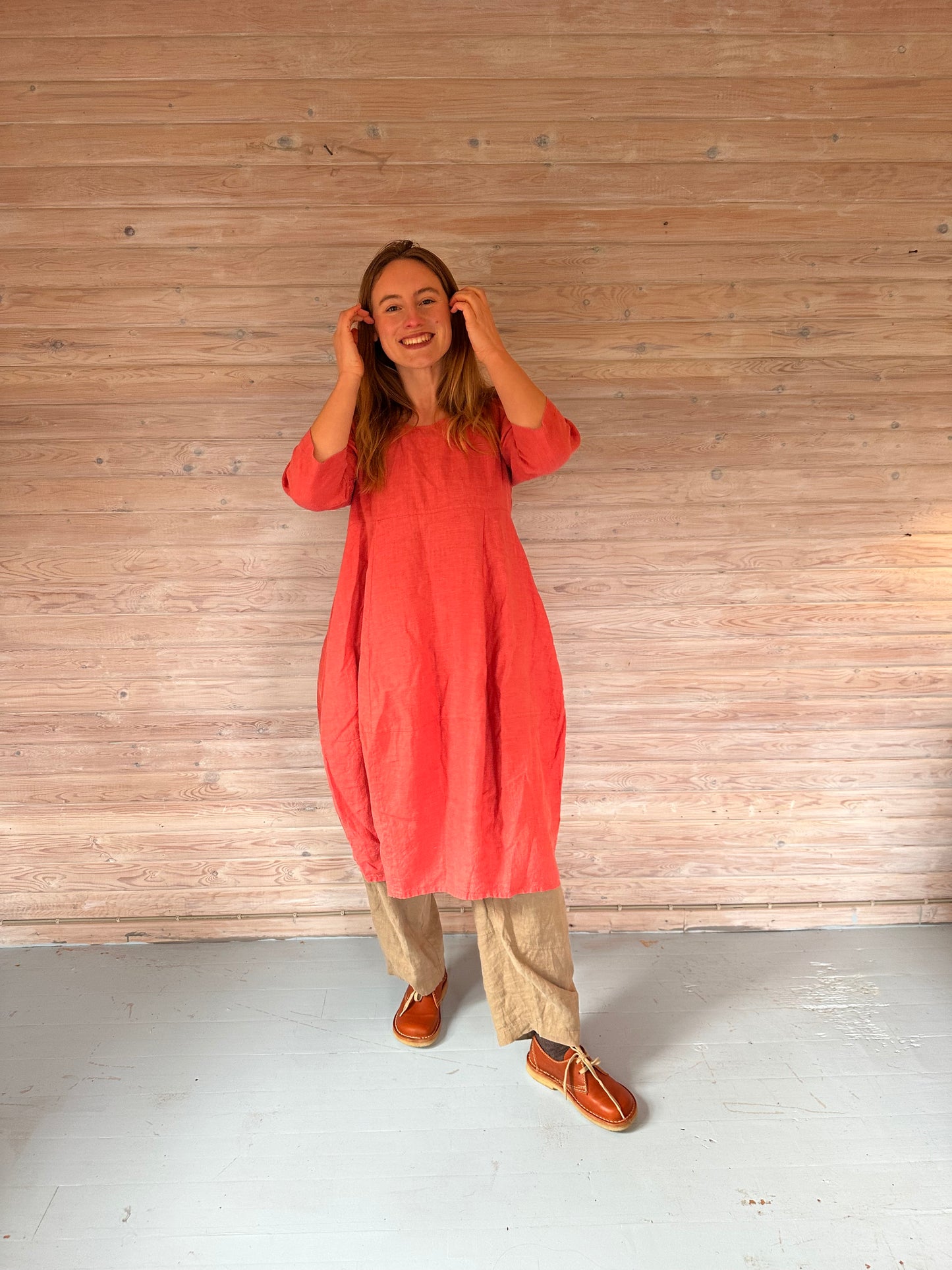 Rød ferskenfarvet ballon-kjole fra Thing