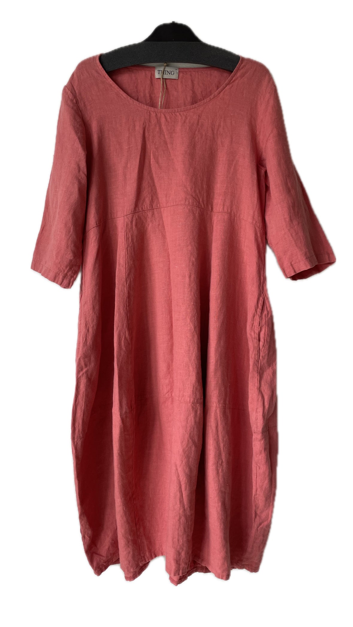 Rød ferskenfarvet ballon-kjole fra Thing