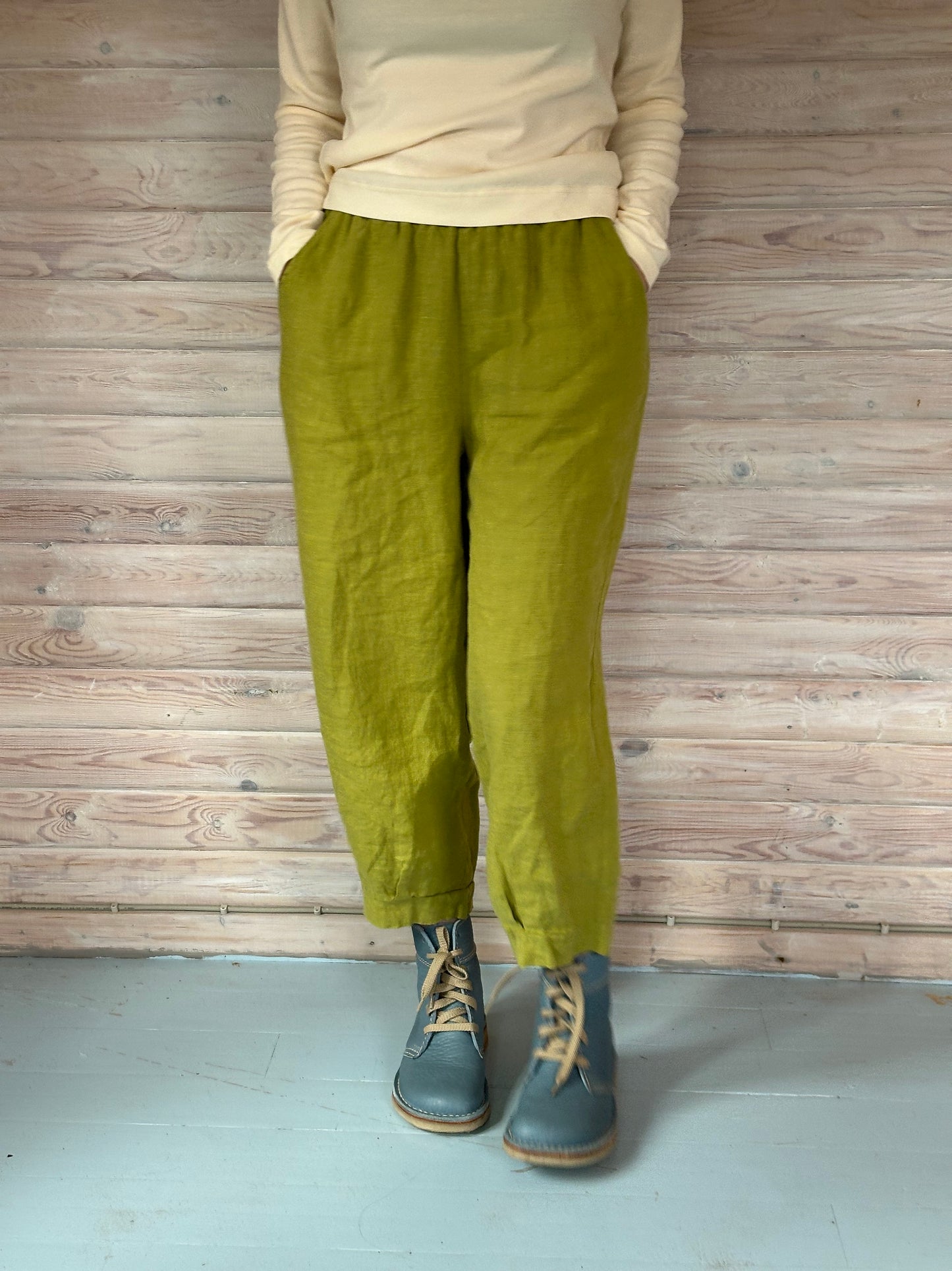 Forårsgrønne hørbukser fra Thing