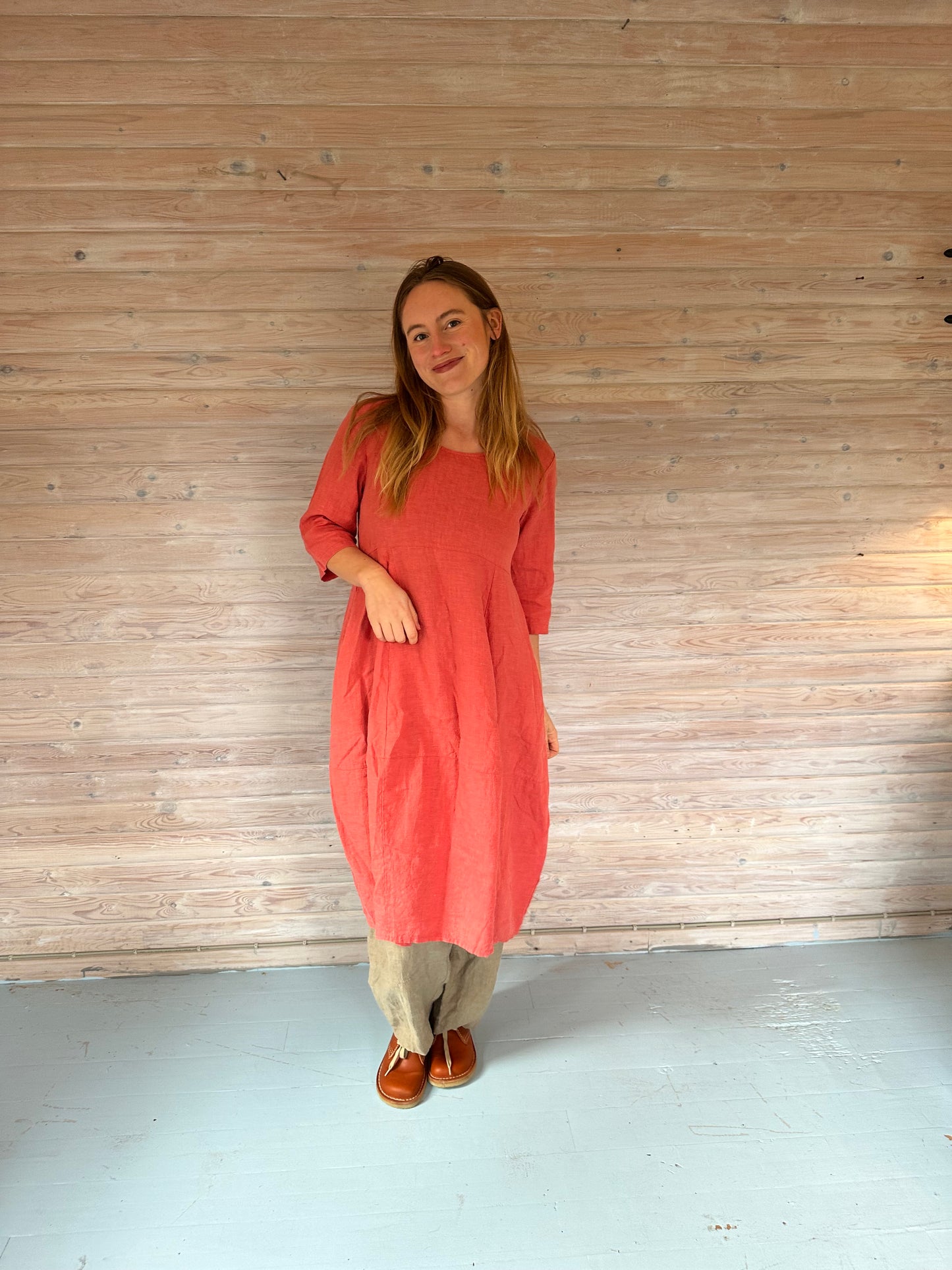 Rød ferskenfarvet ballon-kjole fra Thing