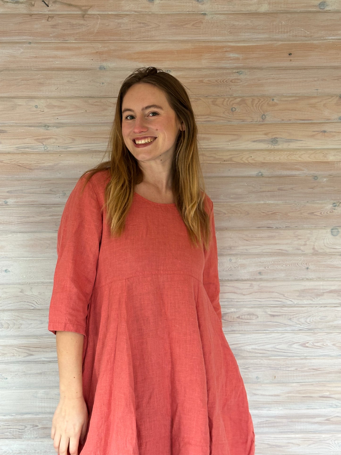 Rød ferskenfarvet ballon-kjole fra Thing