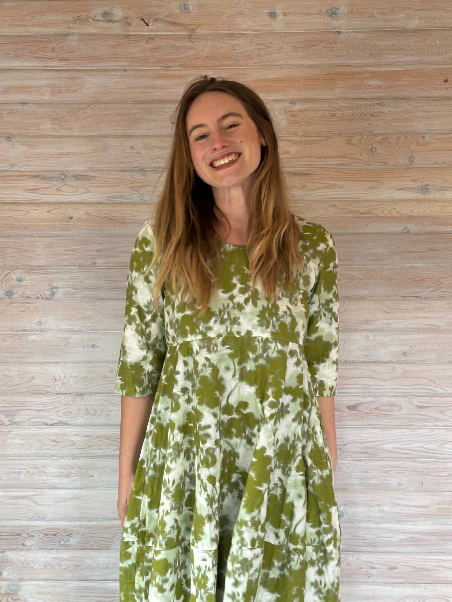 Grøn og hvid forårskjole fra Thing