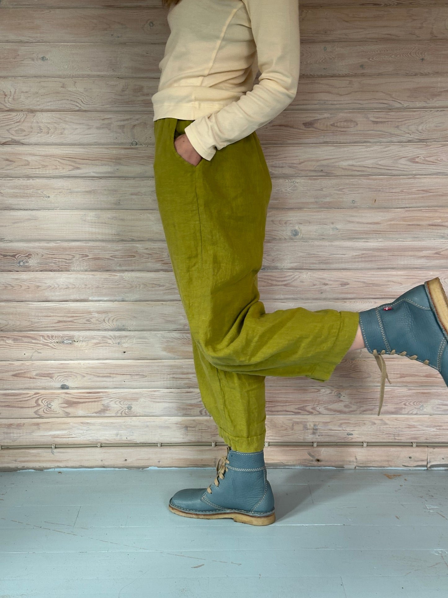Forårsgrønne hørbukser fra Thing