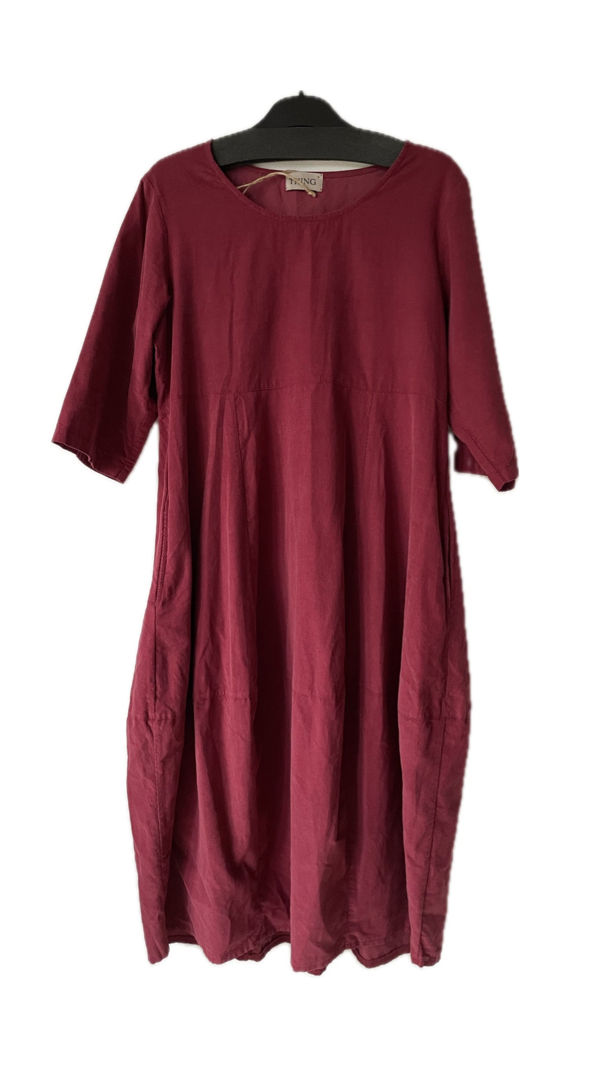 Vinrød ballonkjole i babyfløjl fra THING