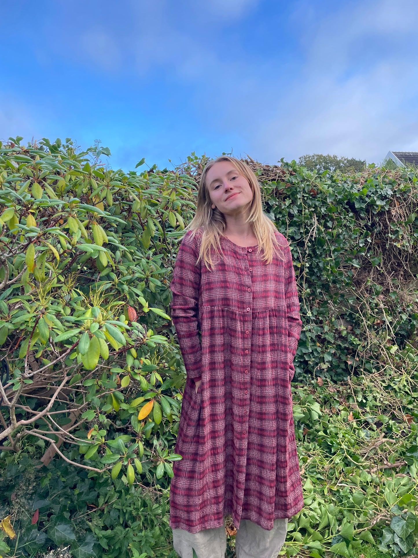 Rødternet kjole i 100% økologisk bomuld fra THING