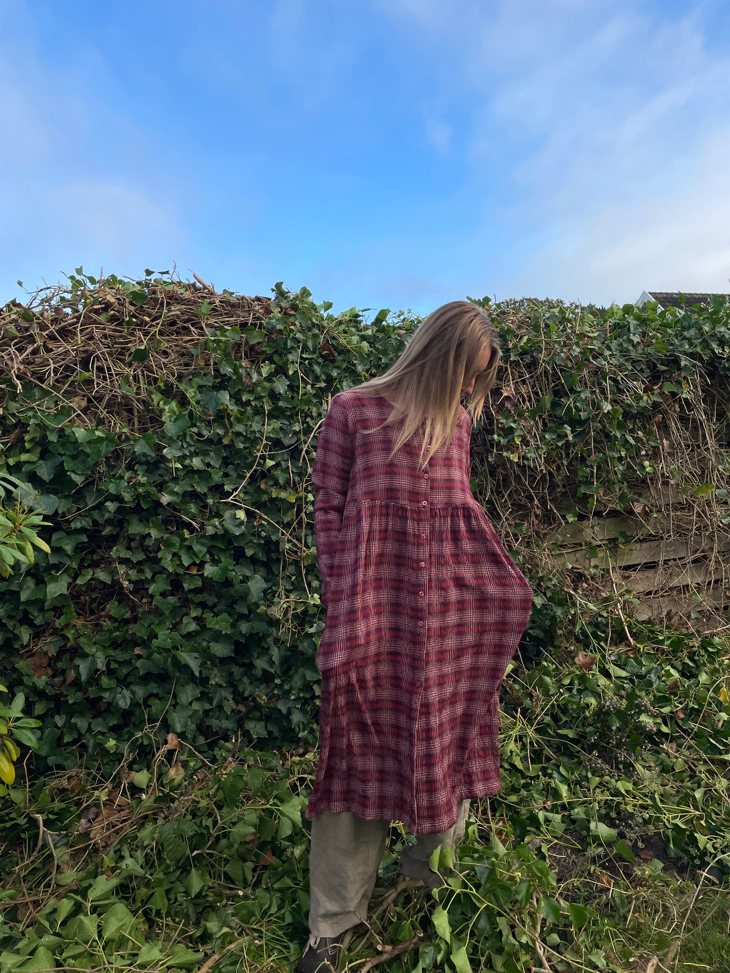 Rødternet kjole i 100% økologisk bomuld fra THING