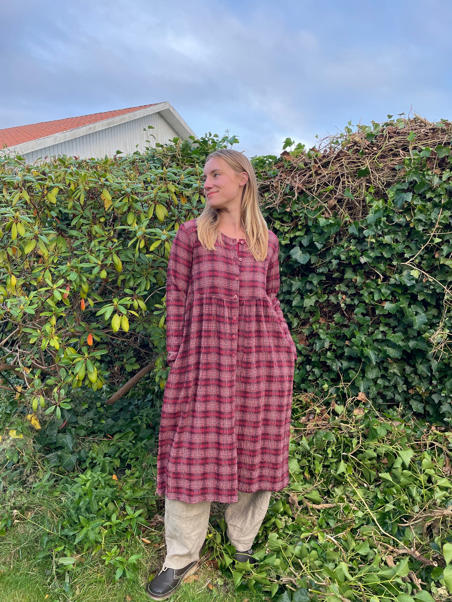 Rødternet kjole i 100% økologisk bomuld fra THING