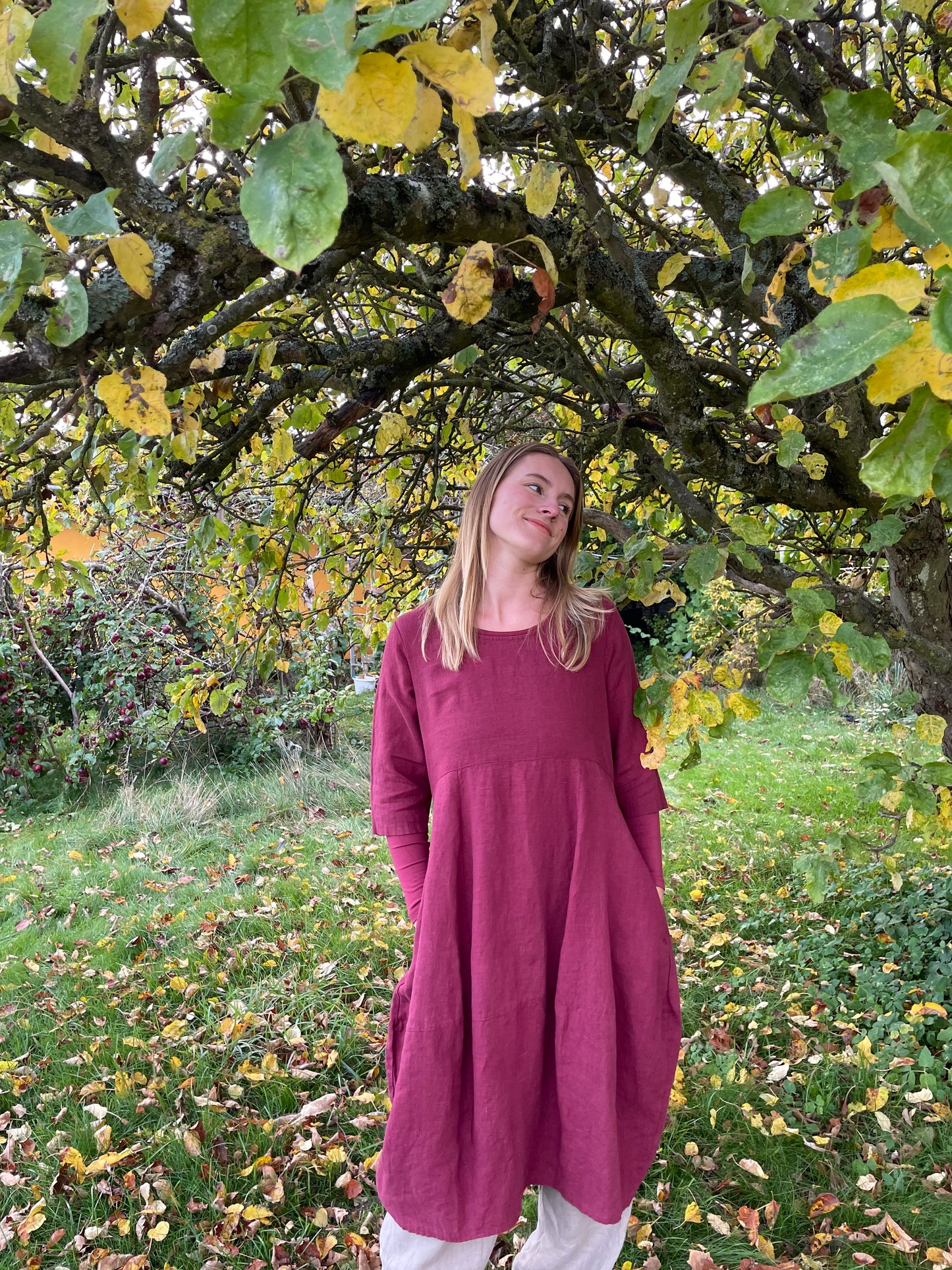 Vinrød ballonkjole i hør