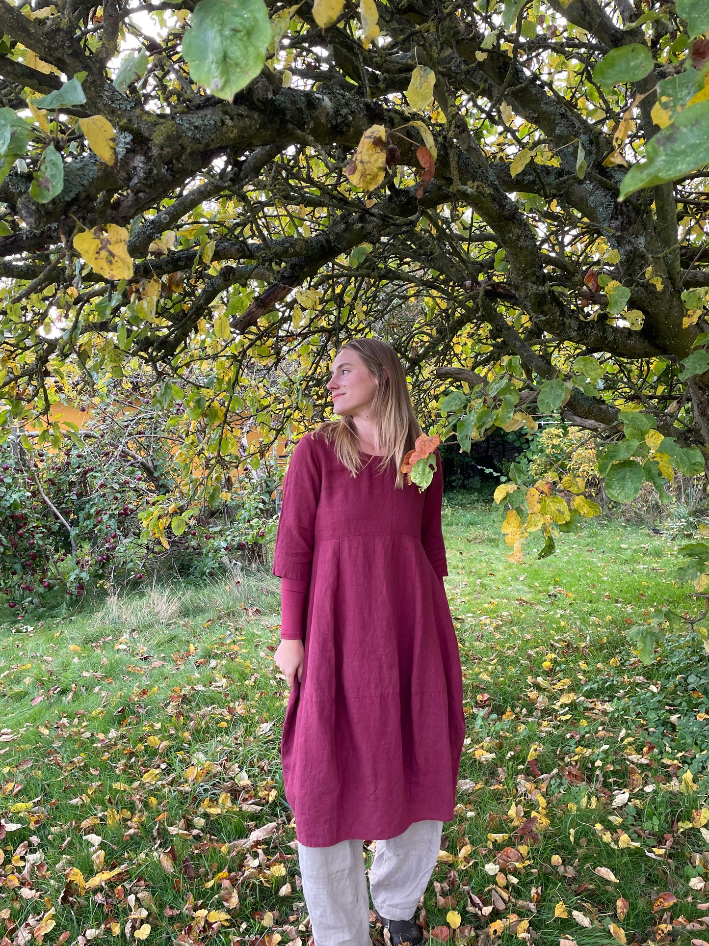 Vinrød ballonkjole i hør