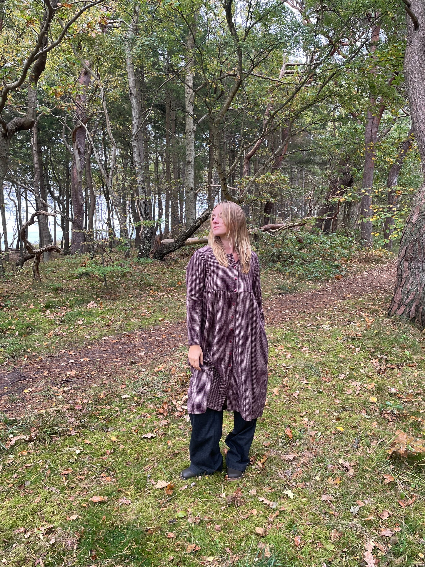 Rødternet bomulds kjole fra THING Økologisk