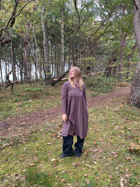 Rødternet bomulds kjole fra THING Økologisk