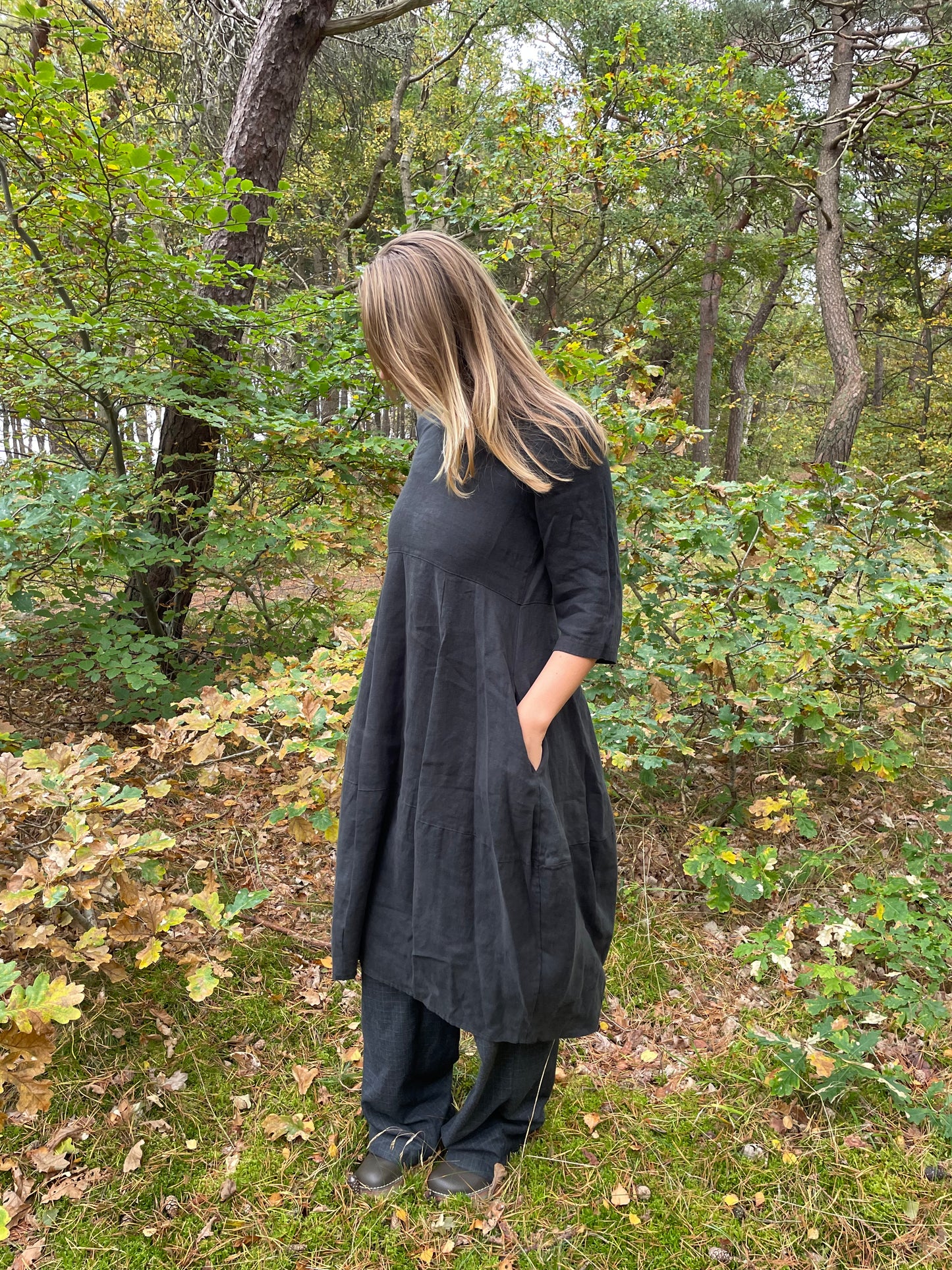 Sort hørkjole i ballon-facon fra THING