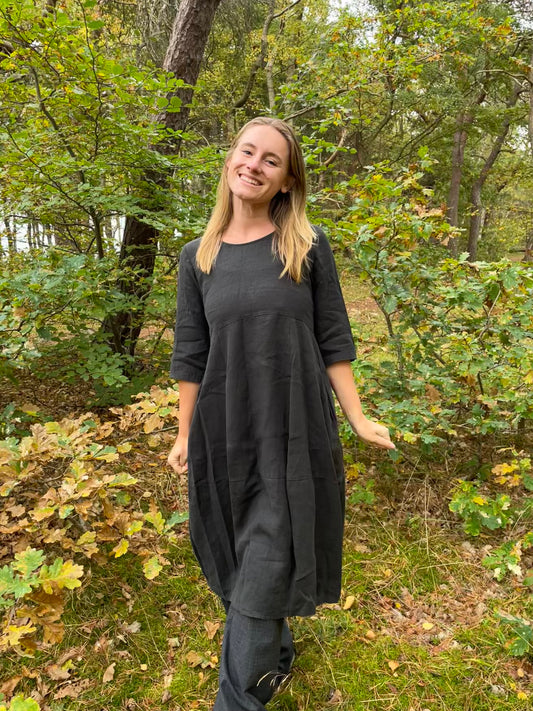 Sort hørkjole i ballon-facon fra THING