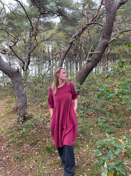 Vinrød ballonkjole i babyfløjl fra THING