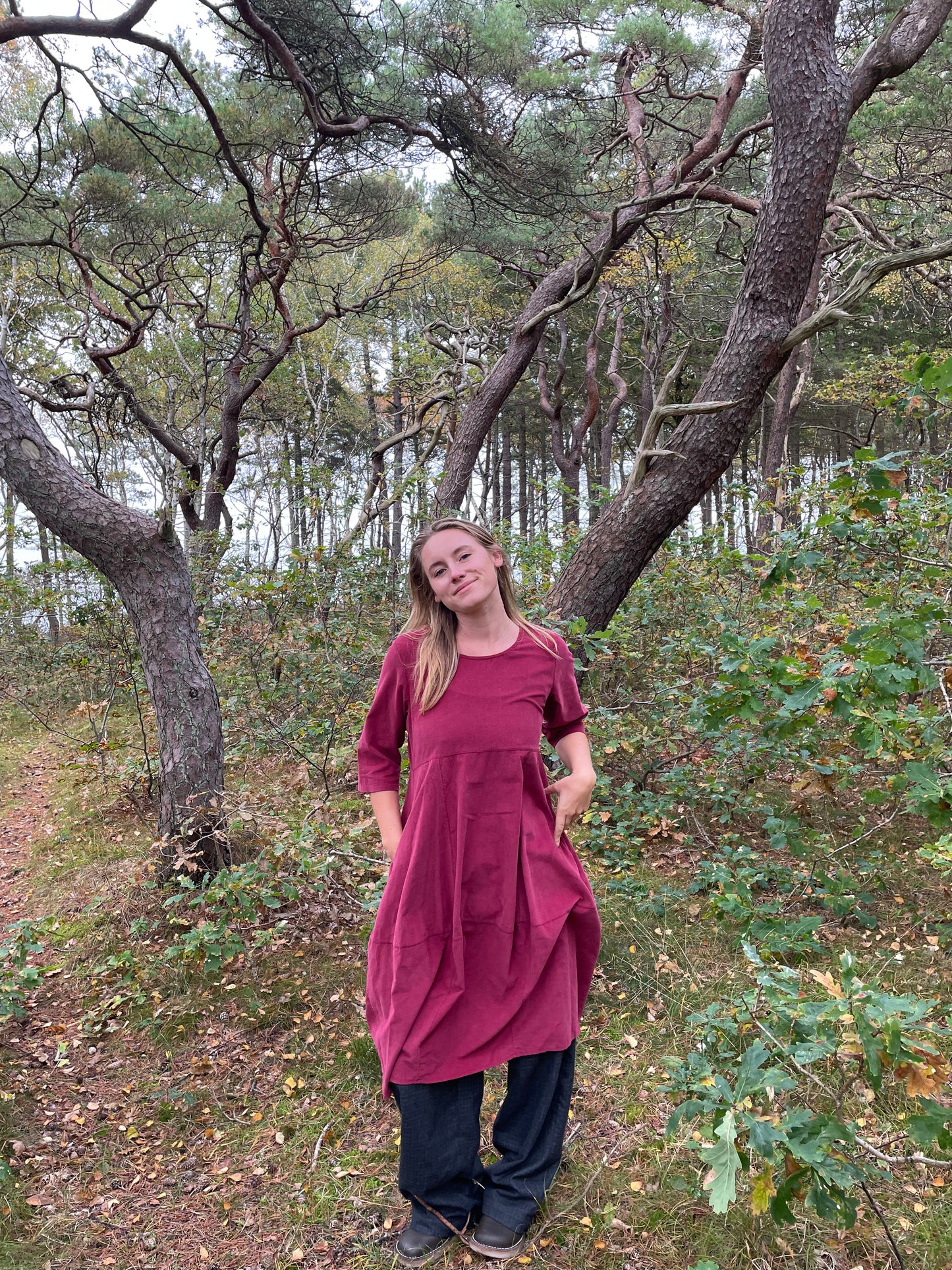 Vinrød ballonkjole i babyfløjl fra THING