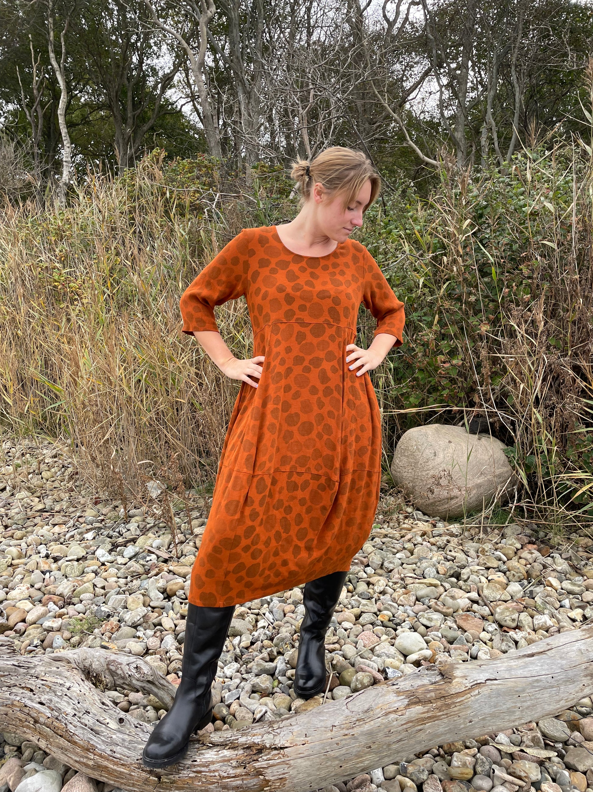Lang Orange Rust kjole THING - Køb her – Butik Anna og Sofie